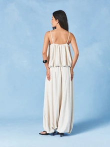 AiiRZ Damen Creme Leinen Jumpsuit mit Ballonbeinen und Spaghettiträgern, weites Bein Sommer Palazzo Stil Jumpsuit - Aprikosenfarben - Übersicht 2