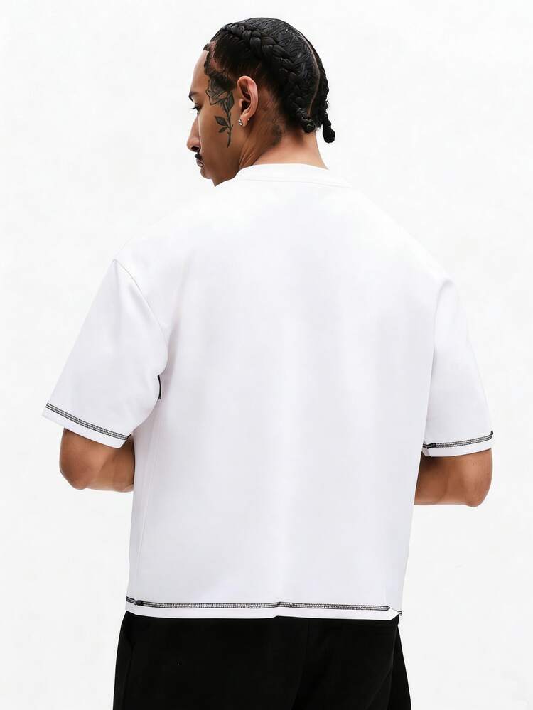 T-shirt graphique blanc pour homme avec impression de logo circulaire et détails de surpiqûres contrastées