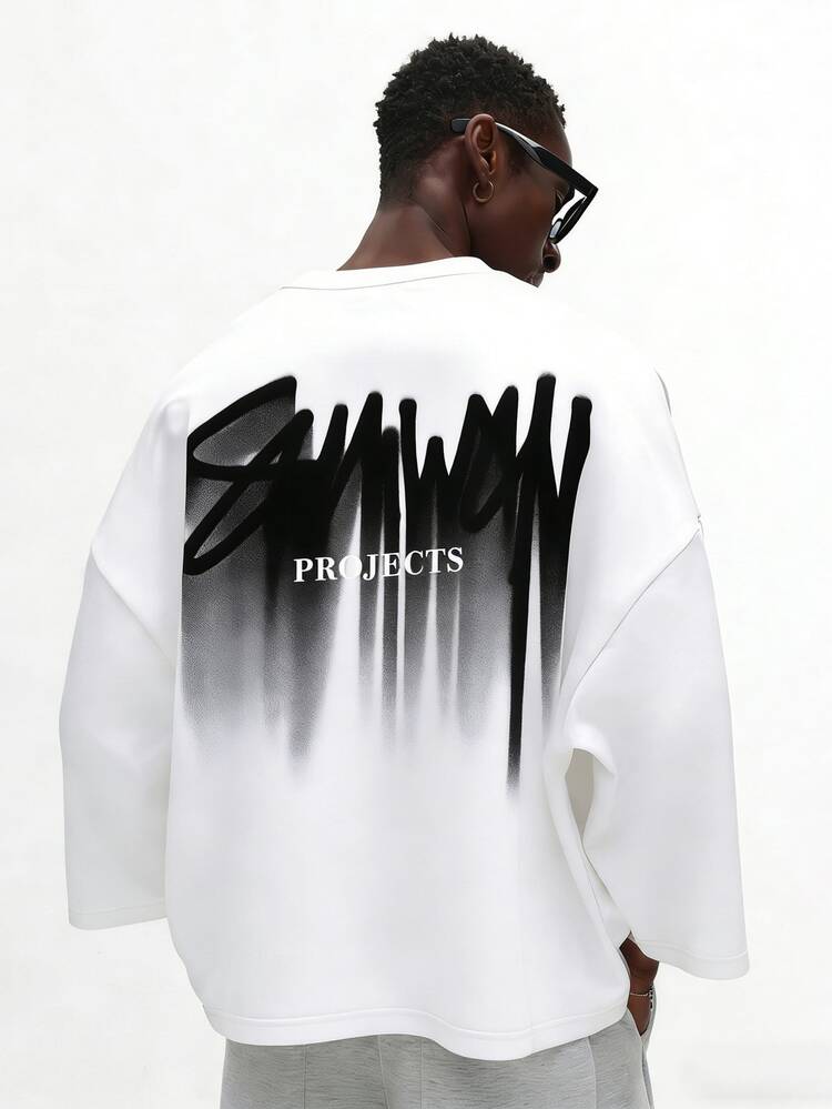 Camiseta Masculina Oversized de Manga Longa e Gola Careca Branca com Design de Estampa Degradê Preta, Casual Streetwear