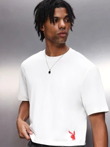 PLAYBOY X SUMWON Tricou bărbătesc Club Holiday Crop Graphic Tee cu mânecă scurtă, alb, guler rotund și imprimeu cu logo - alb - Vizualizare 2
