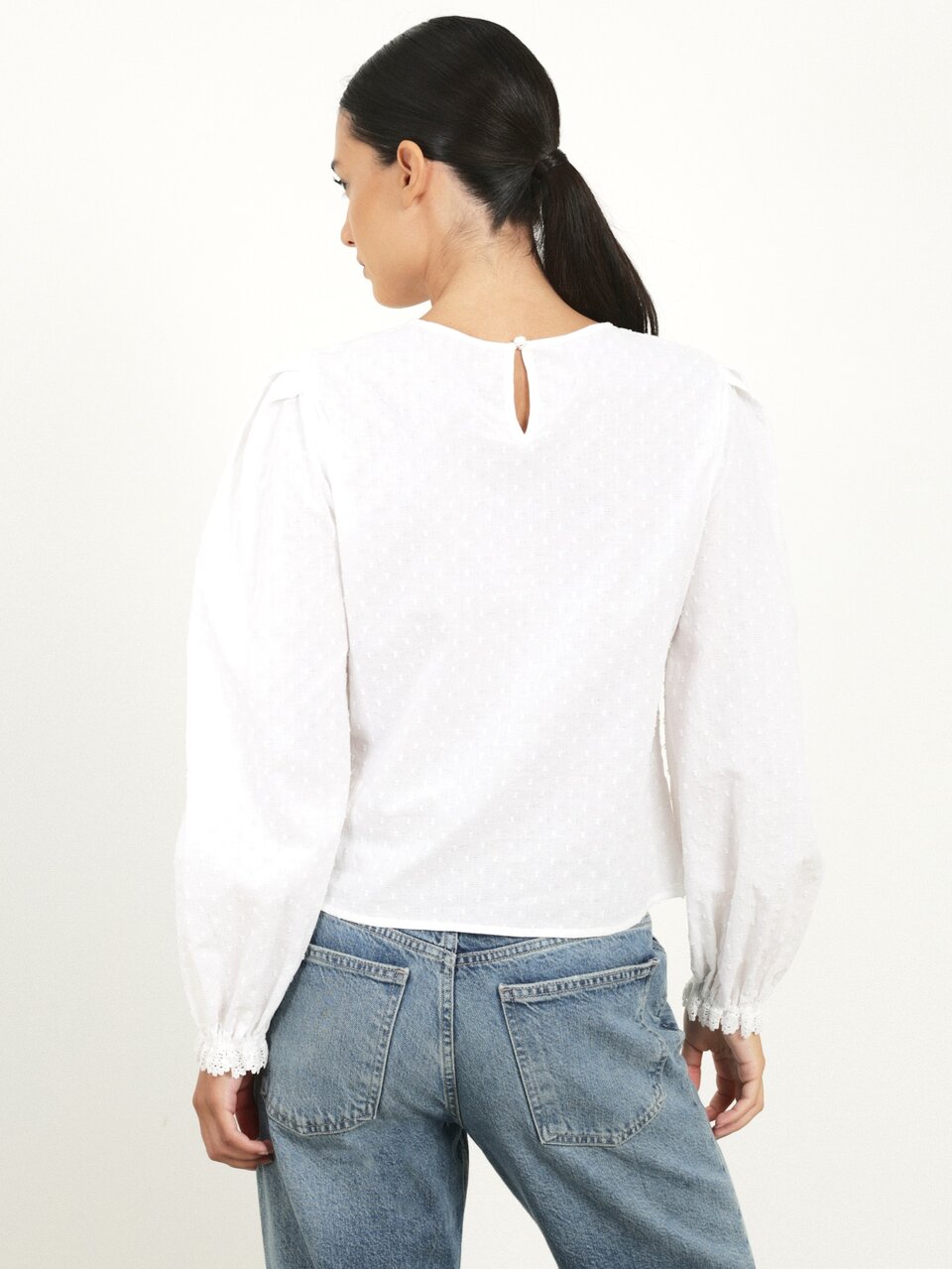 KSTM Camicetta bianca da donna a maniche lunghe con dettagli in pizzo delicato sui polsini, collo rotondo, vestibilità regular, top versatile