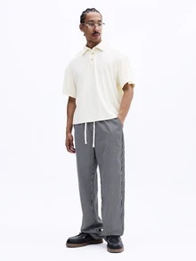 SUMWON Áo polo Essentials màu kem có họa tiết thêu, dáng rộng, tay ngắn, cổ bẻ, thích hợp cho mùa hè. - Màu be - Xem 3