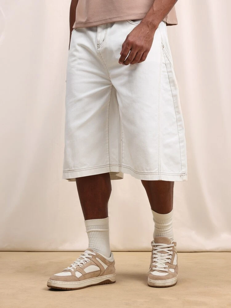 Shorts largos de mezclilla blanca para hombre con estilo de patinador, costuras de contraste y dobladillo curvo para un estilo casual de ropa de calle de verano