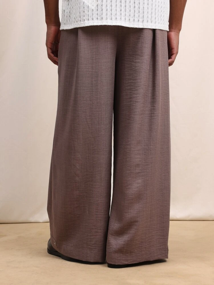 Męskie spodnie z szerokimi nogawkami i wysokim stanem w kolorze taupe, z paskiem z tego samego materiału, idealne do nowoczesnego, minimalistycznego stylu