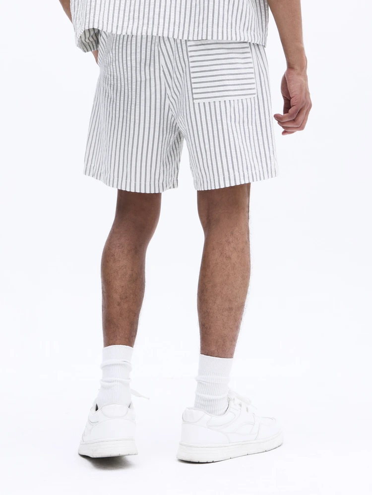 Short décontracté pour hommes, coupe regular, en mélange de coton texturé à rayures verticales. Taille élastique, style bermuda au-dessus du genou, pour l'été