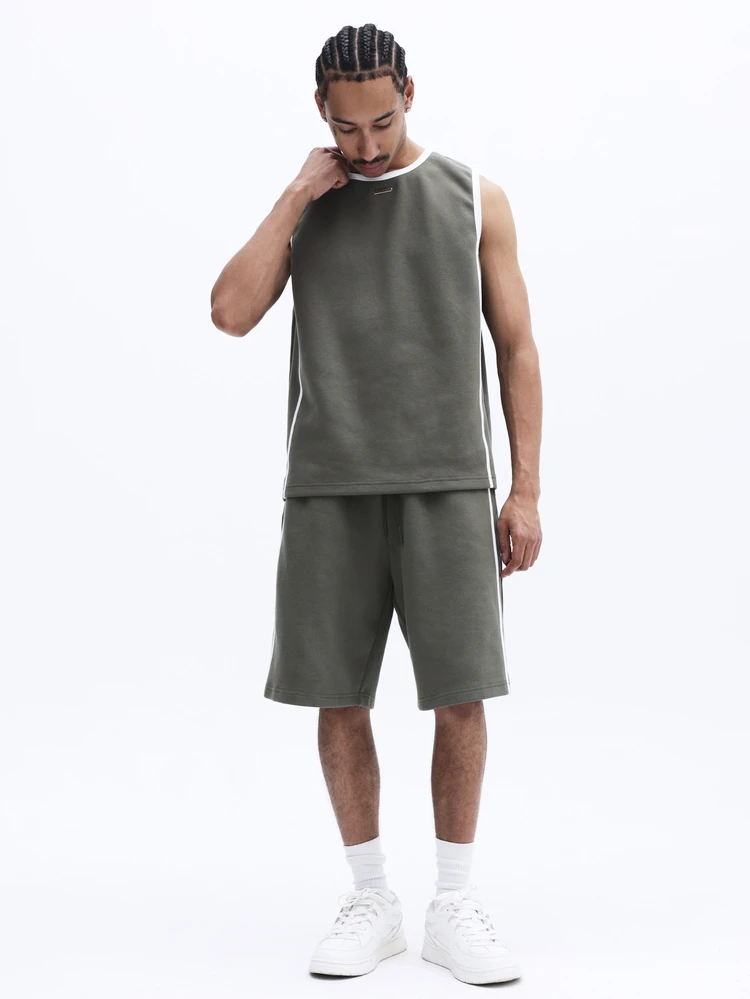 올리브 그린 민소매 탱크탑 코디 세트, 매칭 쇼츠 화이트 대비 파이핑 크루넥 캐주얼 여름 투피스 아웃핏