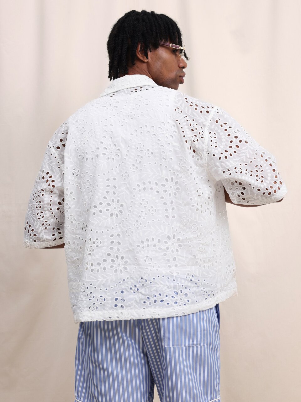 Camisa casual masculina branca com bordado de ilhós, manga curta, corte reto, gola revere, estilo de praia e férias de verão