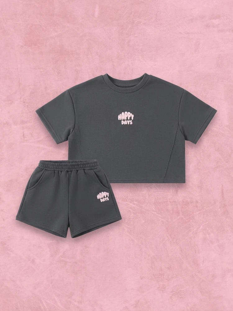 Conjunto Coordenado Macio para Meninas com Estampa de Texto "Happy Days" em Cropped Oversized e Shorts Combinando, Look Casual para Verão e Primavera