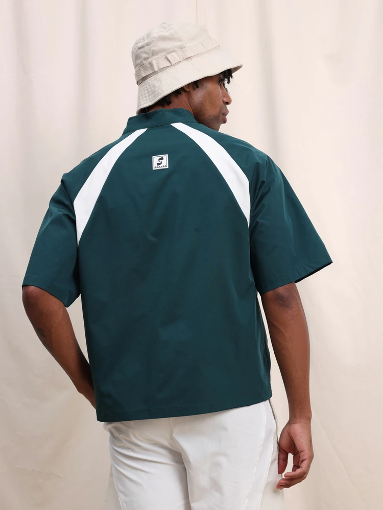 Parte superior de golf con cremallera de cuarto de hombre con ajuste cuadrado, paneles contrastantes blancos, manga corta, verde, casual, deportiva