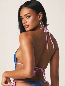 Missguided x Playboy 女士牛仔印花深V露背吊带连体泳衣，带系带细节，适合海滩泳池夏季度假和七月四日美国独立日。 - 彩色 - 查看 3