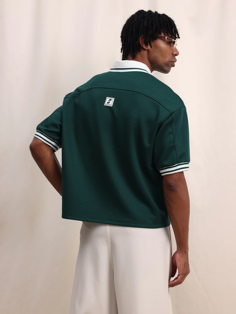 Camisa polo de corte boxy para hombre con cuello blanco contrastante y detalles de ribete, de manga corta y longitud regular, color verde clásico para uso casual diario