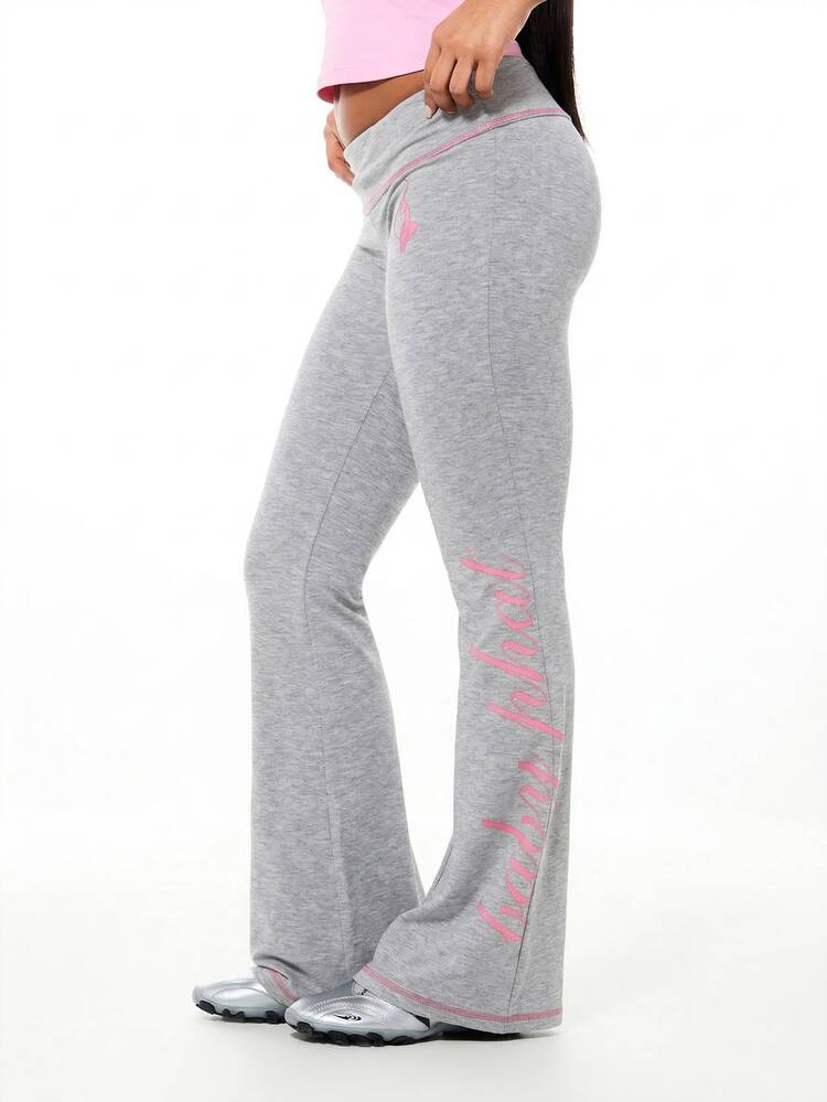 BABYPHAT Damskie spodnie dresowe z rozszerzanymi nogawkami, różowym nadrukiem i kontrastowymi wykończeniami. Wygodne, swobodne spodnie do noszenia w domu.