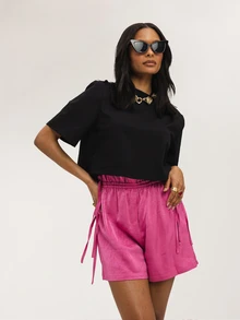 Dancing Leopard Shorts de satén morado con cintura recogida y lazada lateral, shorts de satén para mujer, shorts para salir de noche, conjunto de fiesta para mujer, conjunto para cita, atuendos de verano para mujer, atuendos de vacaciones, conjunto de festival - Morado - Ver 3