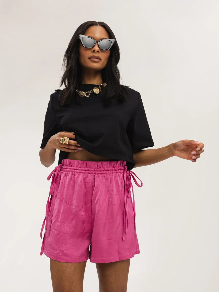 Dancing Leopard Shorts de satén morado con cintura recogida y lazada lateral, shorts de satén para mujer, shorts para salir de noche, conjunto de fiesta para mujer, conjunto para cita, atuendos de verano para mujer, atuendos de vacaciones, conjunto de festival - Morado - Ver 1