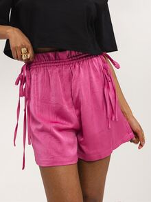 Dancing Leopard Shorts de satén morado con cintura recogida y lazada lateral, shorts de satén para mujer, shorts para salir de noche, conjunto de fiesta para mujer, conjunto para cita, atuendos de verano para mujer, atuendos de vacaciones, conjunto de festival - Morado - Ver 4