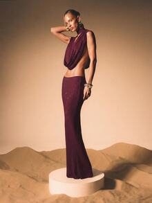 KIZN Atasan Tanpa Lengan Model Kerah Tinggi Model Cowl Depan dengan Hiasan Berkilau, Garis Leher Dalam yang Menjorok, dan Siluet Berlipat. - Burgundy - View 2