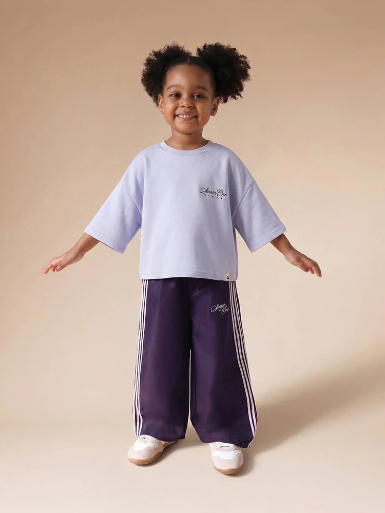 Oversized Mädchen Lavendel T-Shirt und lila weite Hose Co-Ord Set mit Seitenstreifen-Detail Saison Eins Muster