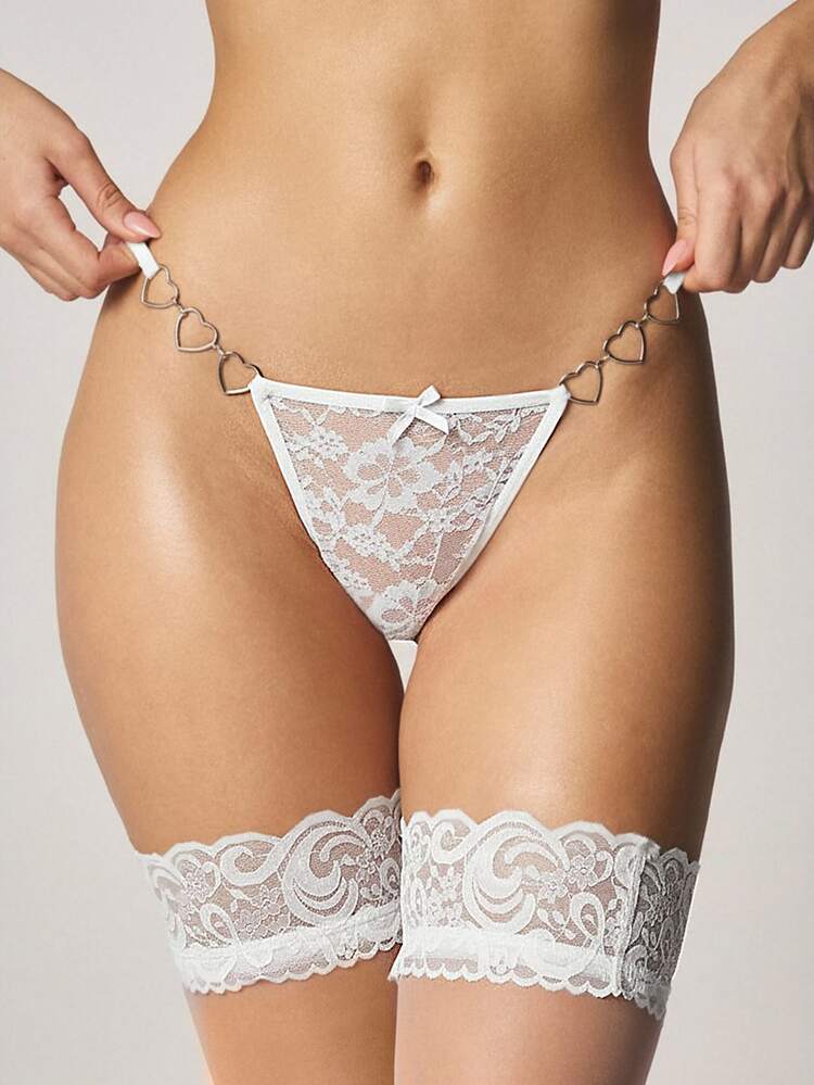 MISSGUIDED Tanga en dentelle avec détails de chaîne en forme de cœur sur les côtés. Sous-vêtements délicats blancs. Vêtements intimes. Cadeau de la Saint-Valentin