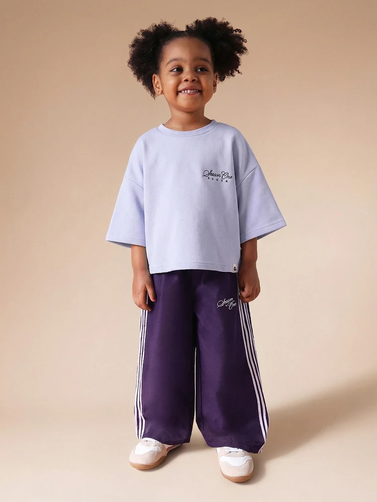 Oversized Mädchen Lavendel T-Shirt und lila weite Hose Co-Ord Set mit Seitenstreifen-Detail Saison Eins Muster