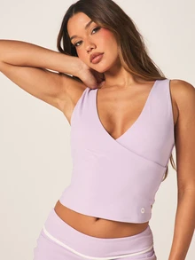 MISSGUIDED 无袖裹身式V领运动背心，薰衣草紫色，适合健身训练、夏季运动穿着。 - 淡紫色 - 查看 5