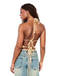 SUMWON WOMEN توب قصير مزين بخيوط ذهبية معدنية وتفاصيل ربطة العنق للنساء، بطراز مناسب لحفلات الصيف - الذهبي - مشاهدة 6