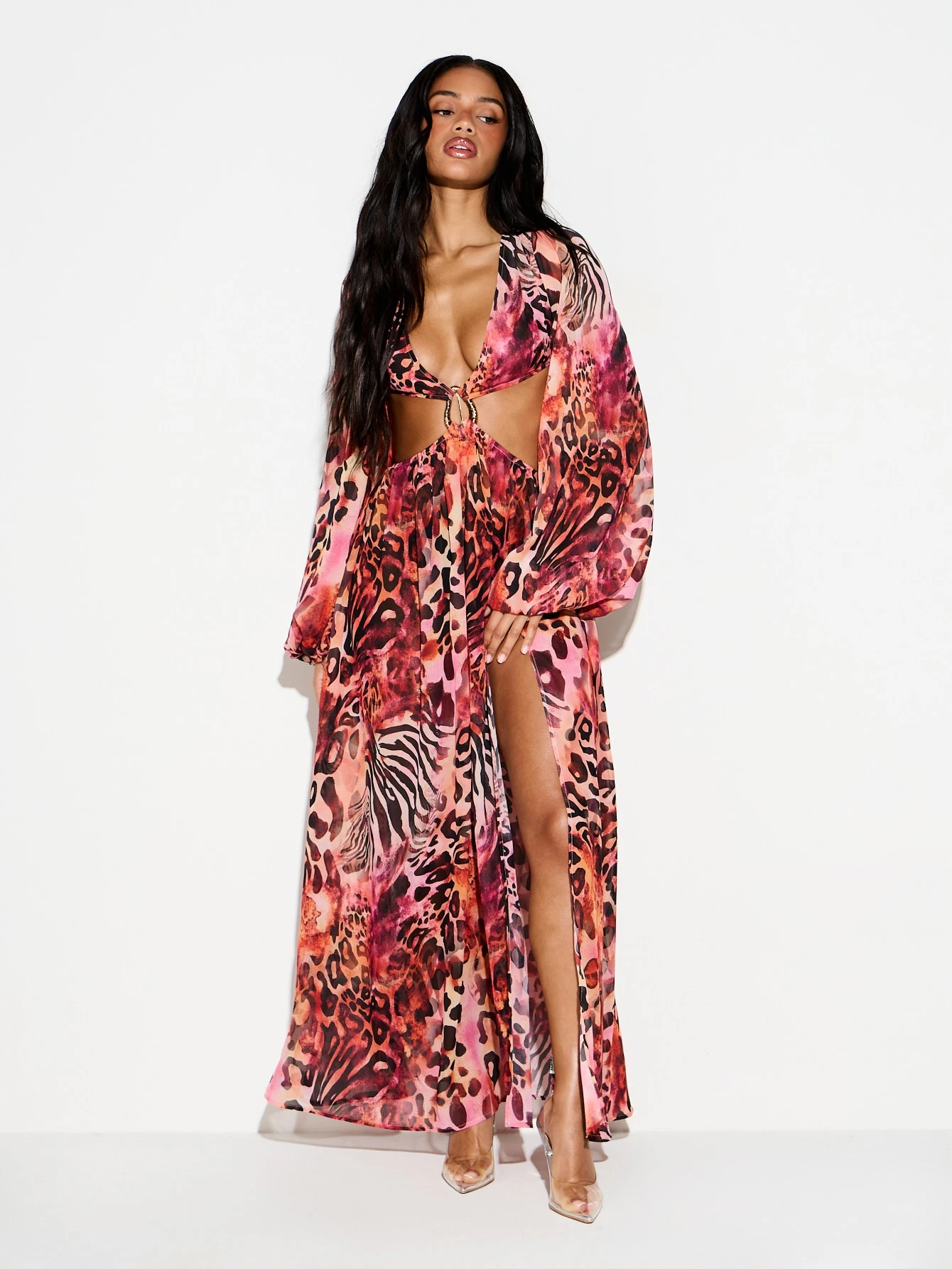 KIZN Vestido largo con escote pronunciado y estampado animal mixto, con mangas acampanadas.