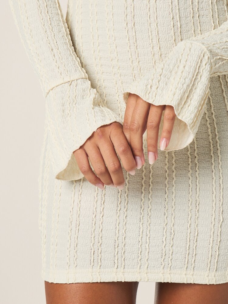 MISSGUIDED Damska sukienka mini z odkrytymi ramionami i długim rękawem, marszczona, teksturowana, dopasowana, wieczorowa, imprezowa, z marszczonym dekoltem typu bandeau, jesień i zima