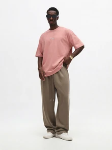 SUMWON Camiseta de hombre regular rosa oversize con estampado gráfico en la espalda, ropa casual de calle de verano de algodón - Rosa - Ver 5
