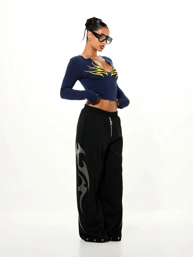 SUMWON WOMEN Damen Flammen Design Langarm Crop Top mit tiefem V-Ausschnitt, figurbetont, lässige Mode Statement Bluse