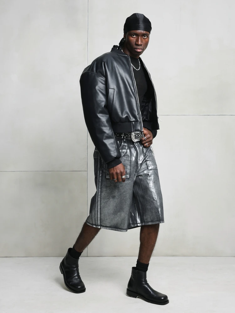 Metaliczne srebrne szorty dżinsowe z wykończeniem foliowym i kieszeniami cargo na swobodny, weekendowy styl