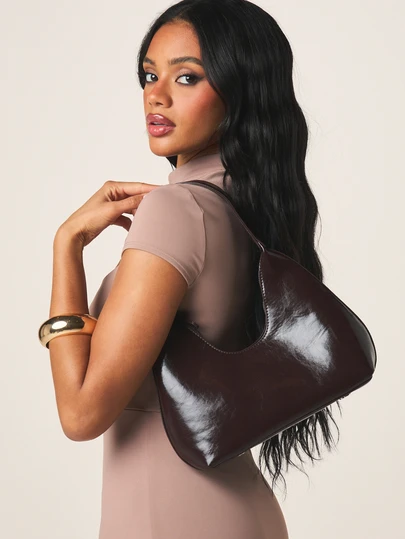 MISSGUIDED Túi đeo vai kiểu Hobo bằng da bóng mượt với bề mặt nhẵn mịn và kiểu dáng cong thanh lịch, phù hợp cho phong cách thường ngày và nhiều dịp khác nhau.