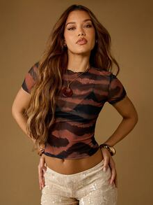 MISSGUIDED 女士抽象虎纹印花短袖圆领T恤，休闲修身款，时尚吸睛单品 - 紅色 - 查看 3