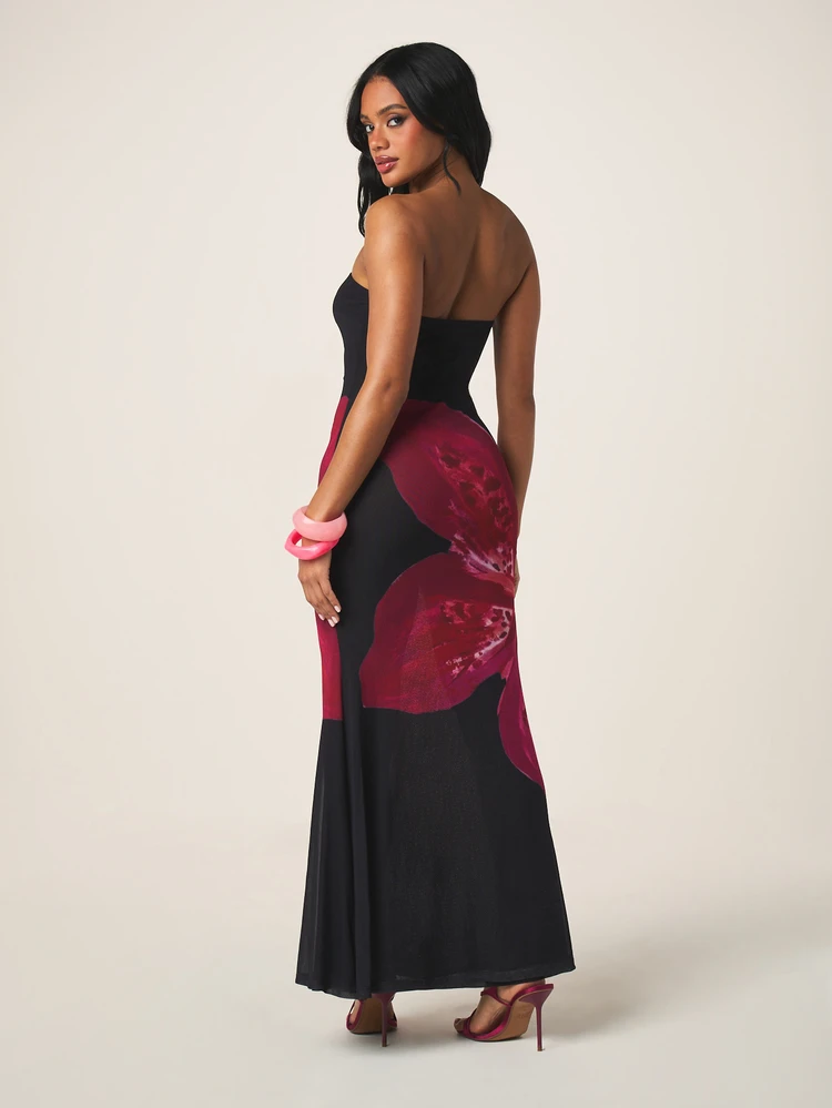 MISSGUIDED Abito da sera lungo con stampa floreale senza spalline, con base nera e motivo a fiori rosa