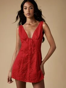 MISSGUIDED Đầm ngắn cổ chữ V màu đỏ thêu ren Anh, có chi tiết buộc dây phía trước, không tay, thích hợp cho mùa hè, dự tiệc. Thiết kế khoét eo. - Đỏ - Xem 5