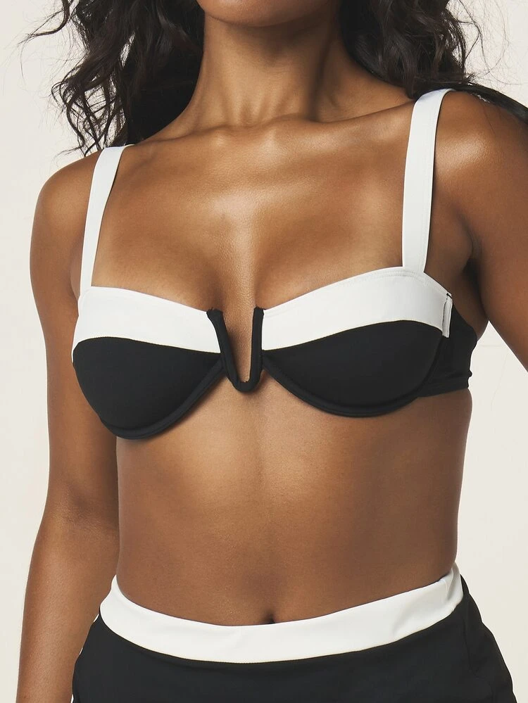 MISSGUIDED Top de bikini estructurado con soporte y detalle de lazo en la espalda, con diseño de bloques de color contrastante para traje de baño de verano