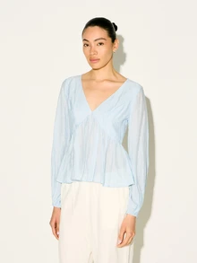 KSTM 浅蓝色泡泡袖褶皱V领上衣，腰部收拢，袖子飘逸，适合春夏休闲女性风格 - 藍色 - 查看 4