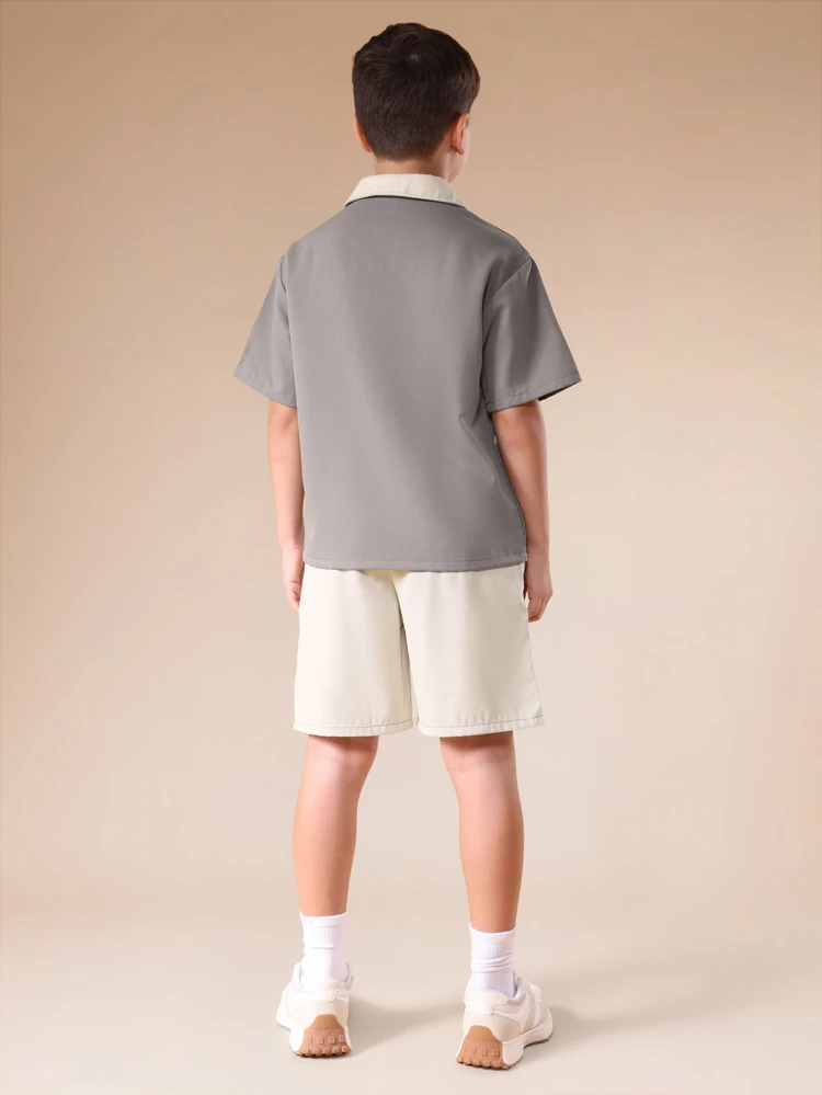Ensemble coordonné pour garçons préadolescents avec polo color block et short cargo, avec col contrasté et poche poitrine. Tenue d'été décontractée