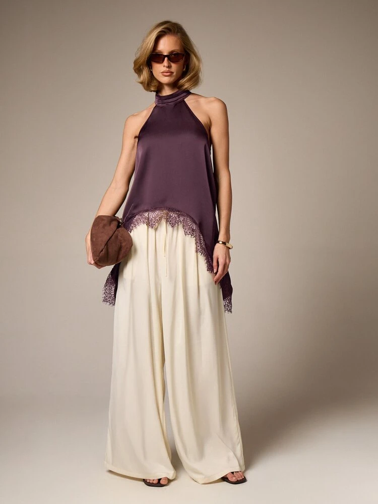 Blouse sans manches à col halter ornée de dentelle et détail col roulé, idéale pour l'automne.