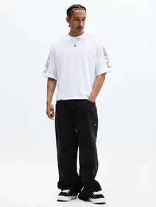 SUMWON Camiseta blanca de manga corta con cuello redondo, de estilo casual callejero, con estampado gráfico oversize y detalles de letras laterales para hombre - Blanco - Ver 3