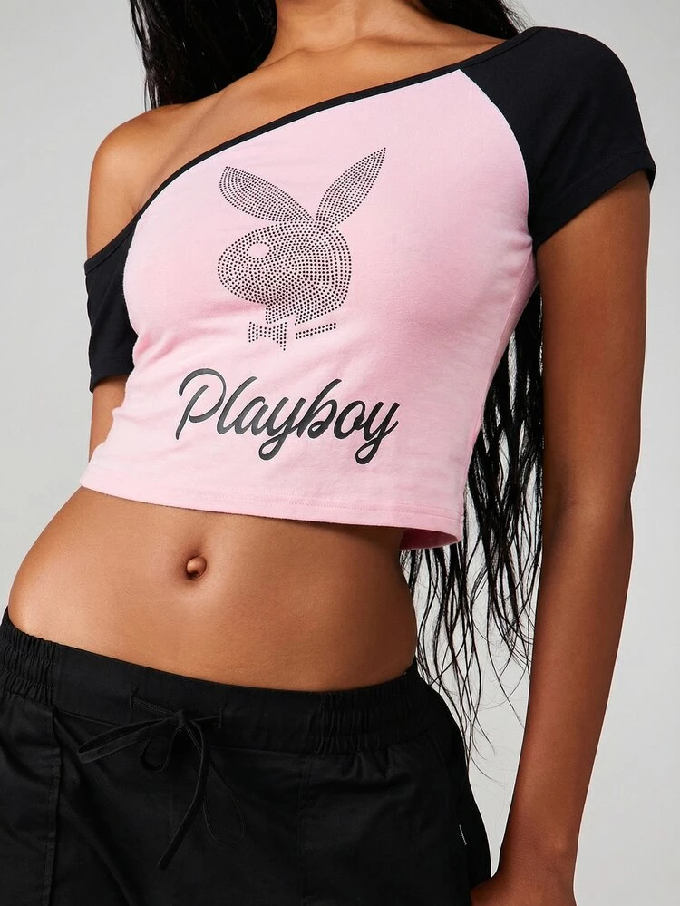 Missguided x Playboy 非対称オフショルダー ラインストーン グラフィック Tシャツ 1袖クロップトップ Y2Kスタイル ストリートウェア