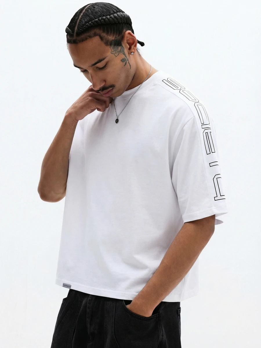 SUMWON Camiseta blanca de manga corta con cuello redondo, de estilo casual callejero, con estampado gráfico oversize y detalles de letras laterales para hombre - Blanco - Ver 1
