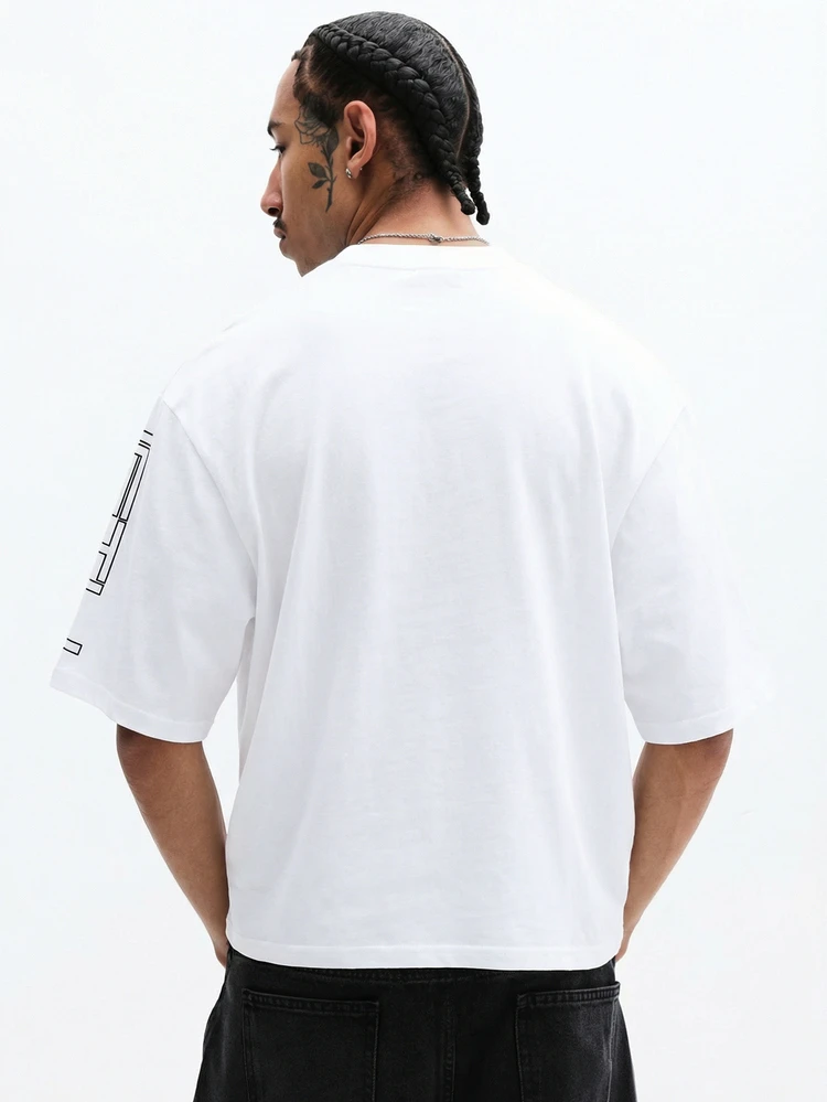 SUMWON Camiseta branca oversized com estampa gráfica e detalhe lateral.