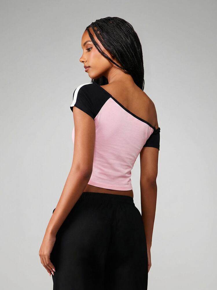 Missguided x Playboy 非対称オフショルダー ラインストーン グラフィック Tシャツ 1袖クロップトップ Y2Kスタイル ストリートウェア