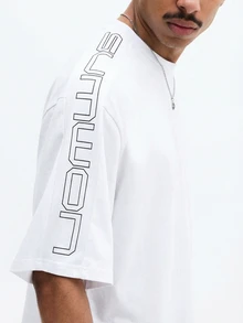 SUMWON Camiseta blanca de manga corta con cuello redondo, de estilo casual callejero, con estampado gráfico oversize y detalles de letras laterales para hombre - Blanco - Ver 6
