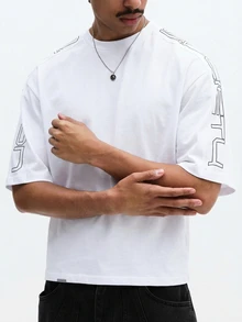 SUMWON Camiseta blanca de manga corta con cuello redondo, de estilo casual callejero, con estampado gráfico oversize y detalles de letras laterales para hombre - Blanco - Ver 5