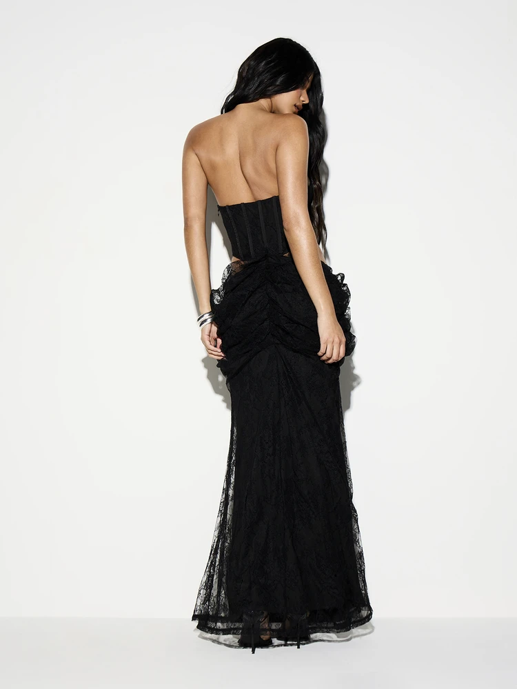 KIZN Robe longue noire en dentelle sans bretelles avec corset, découpes latérales dramatiques et drapé froissé pour les occasions formelles du soir