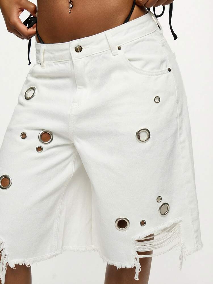Short en jean blanc déchiré grande taille avec œillets et ourlet effiloché, style décontracté pour festival d'été et rue