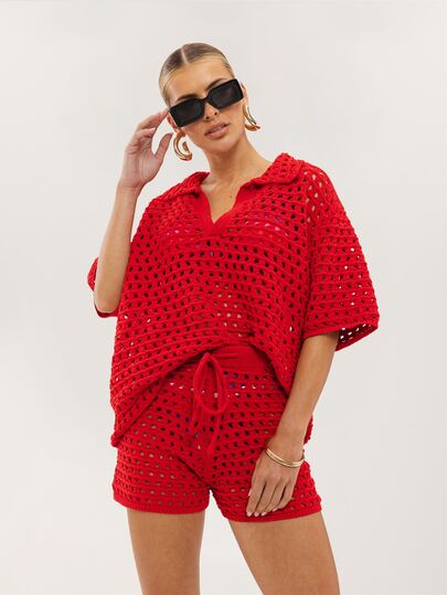 Dancing Leopard Bộ đồ Elara màu đỏ cổ chữ V phối cùng quần short dây rút, bộ đồ dệt kim cho nữ, bộ đồ dệt kim phối hợp, trang phục thu đông, trang phục ấm áp cho nữ, trang phục thường ngày thanh lịch, trang phục cuối tuần cho nữ.