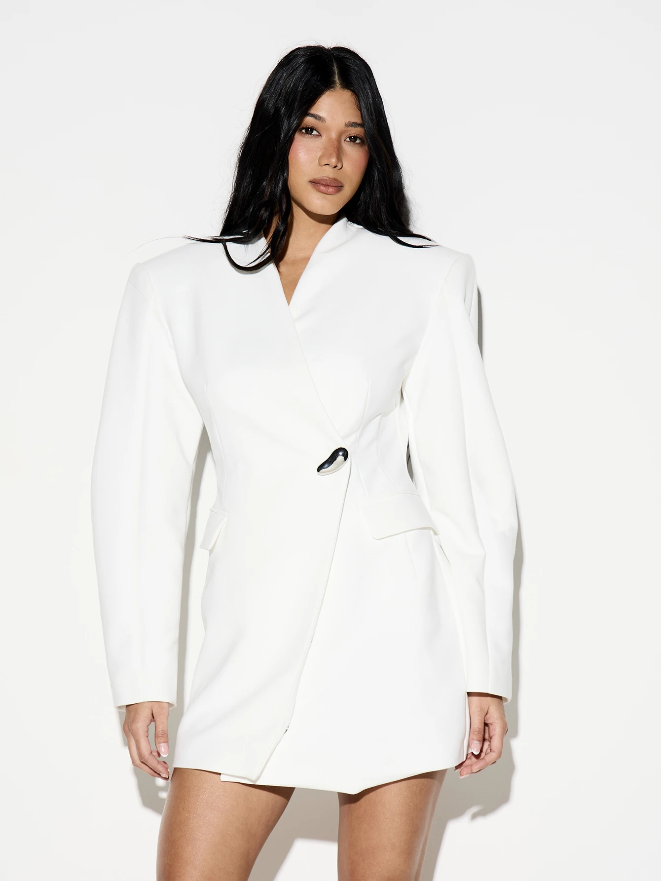 KIZN ウエストを絞ったショルダーパッド入りのブレザードレス