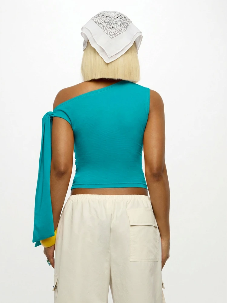 Maglietta da donna taglie forti con una spalla scoperta, una manica e stampa grafica, con dettaglio di laccio